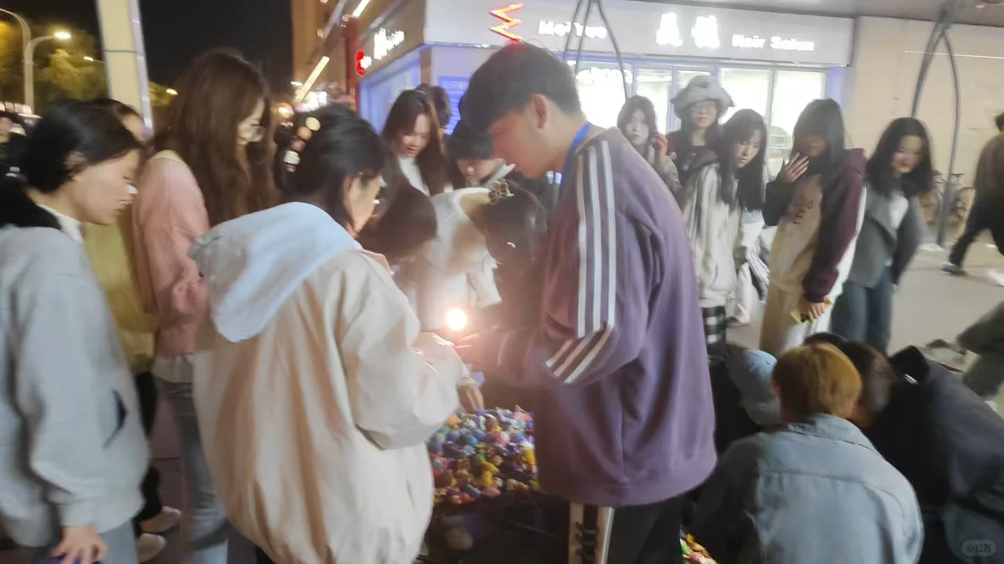 原来潮玩公仔摆摊这么恶心