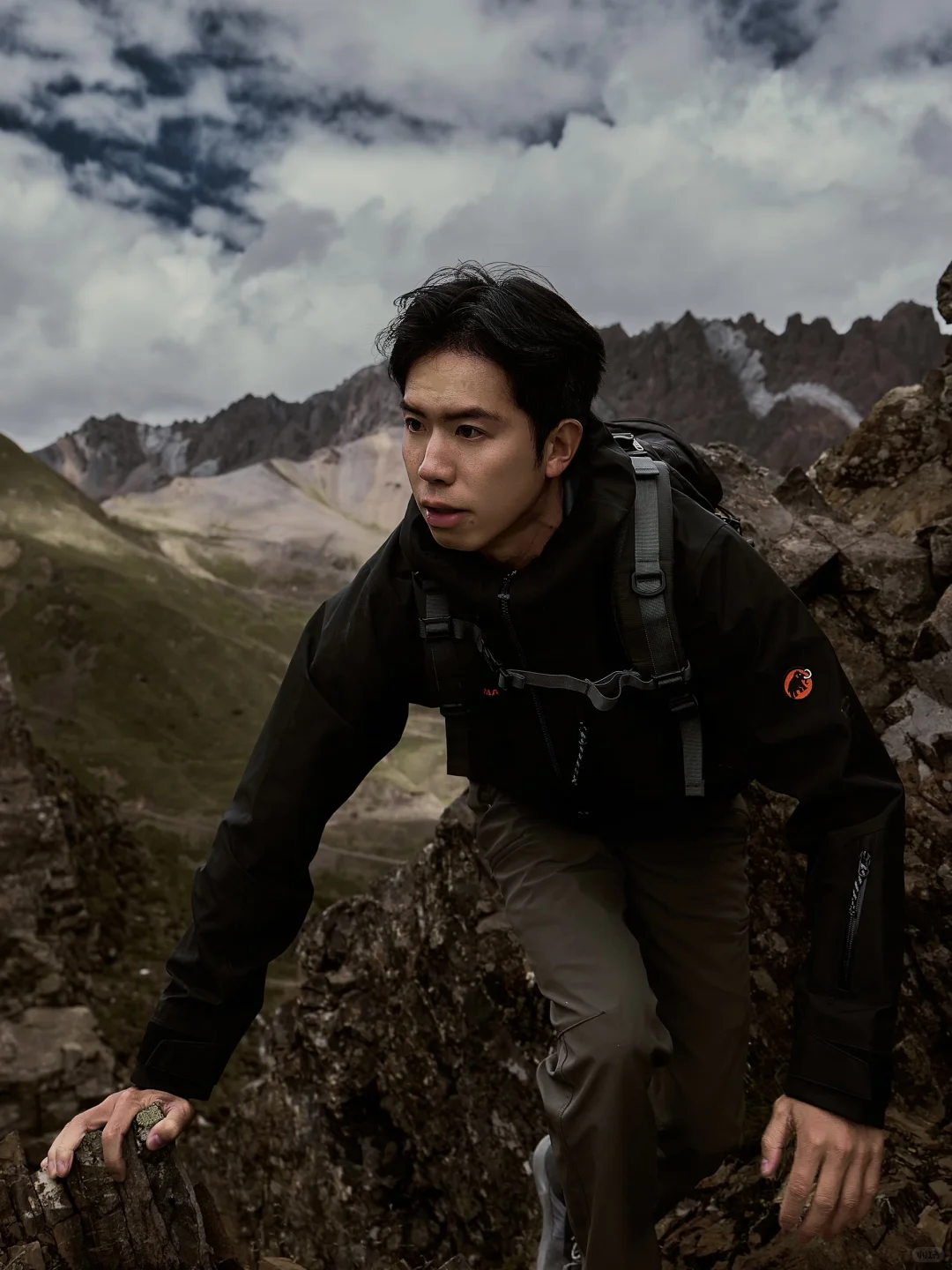 黑铉甲在身，攀越间尽显硬核锋芒