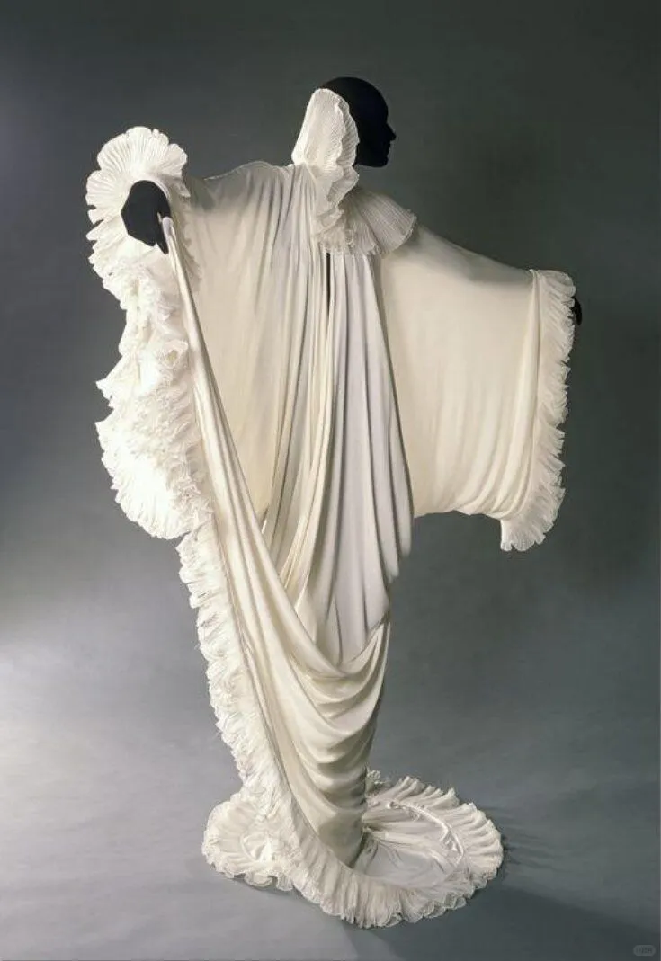 希腊风格和时尚：流动的雕塑之美