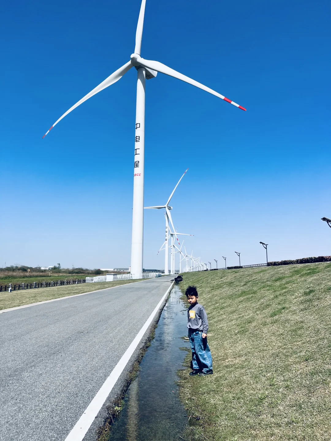 带孩子了解风力发电机。