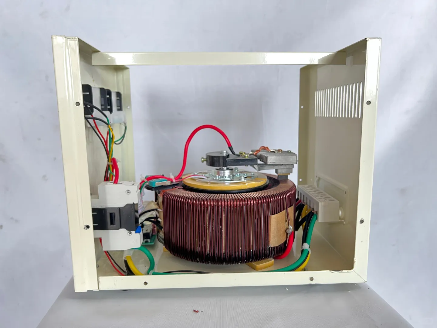 稳压器单相和三相一样吗？有什么不同？