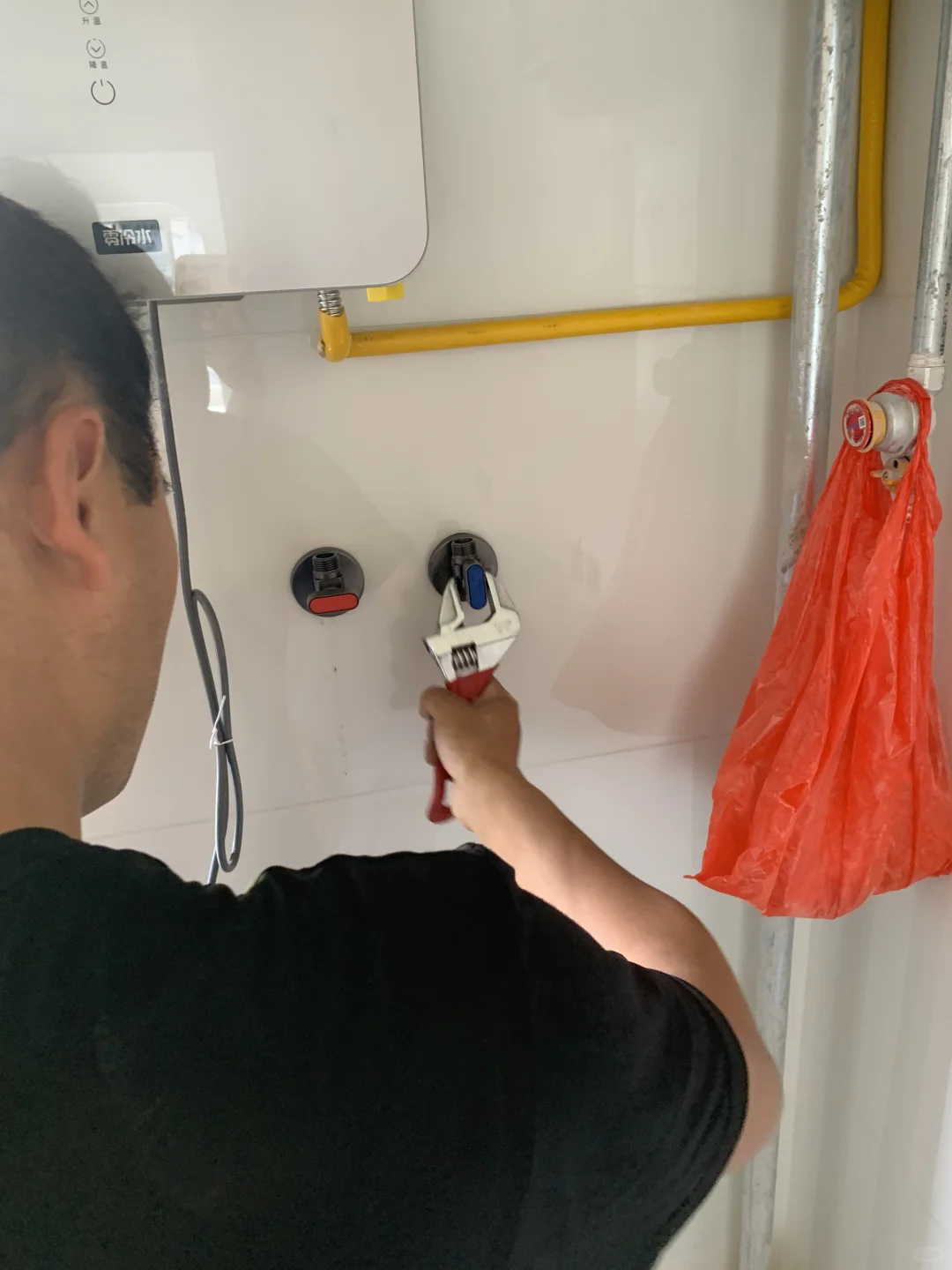 安装热水器需要辅材