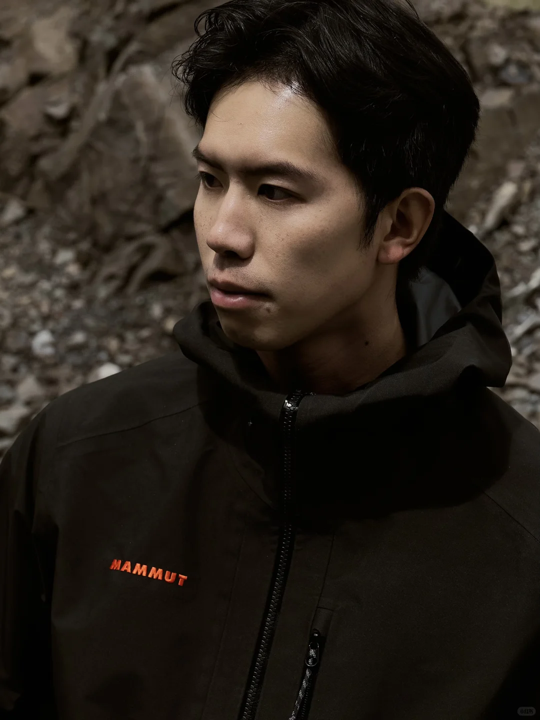 黑铉甲在身，攀越间尽显硬核锋芒