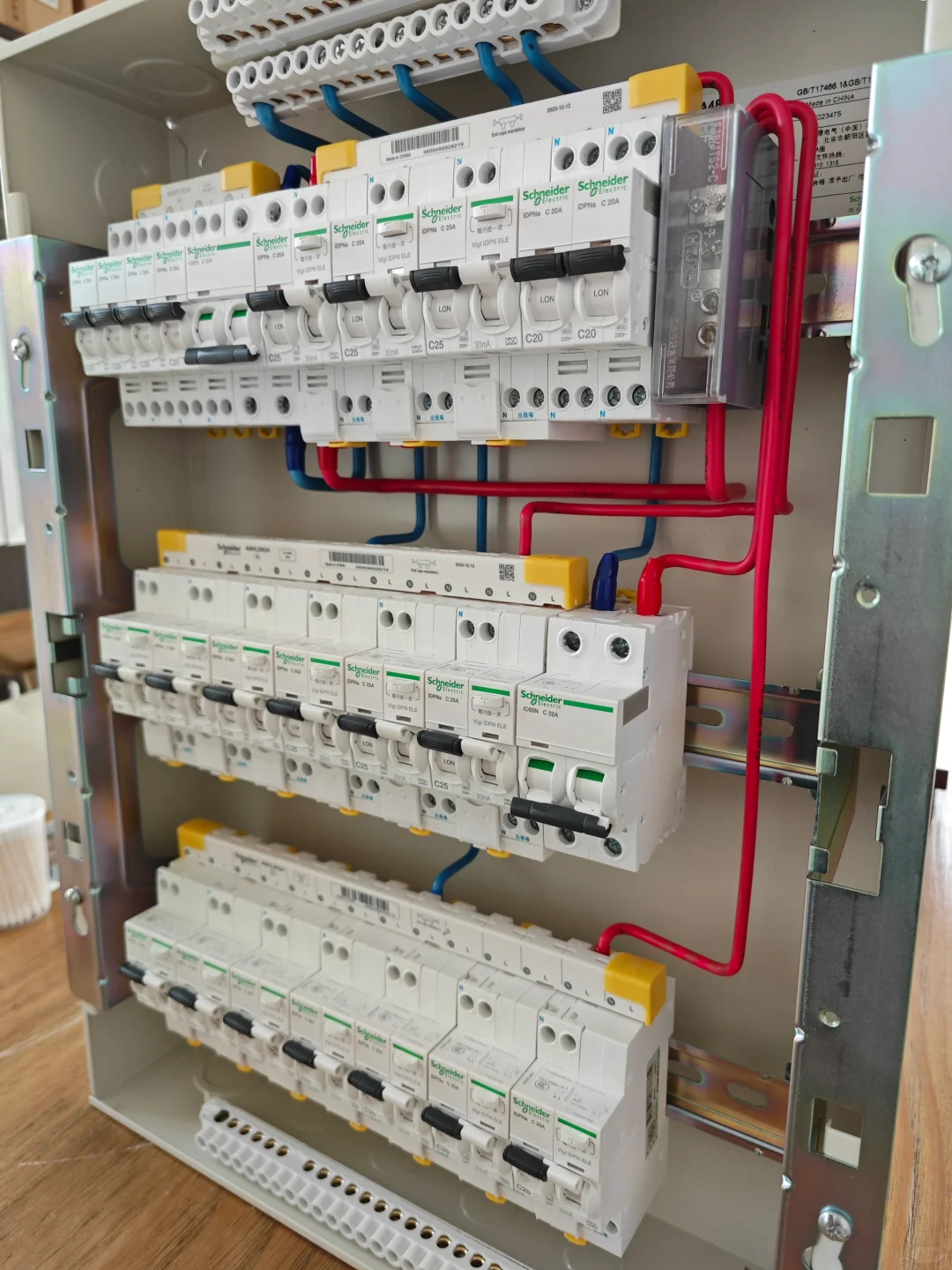 施耐德空开断路器配置设计与组装