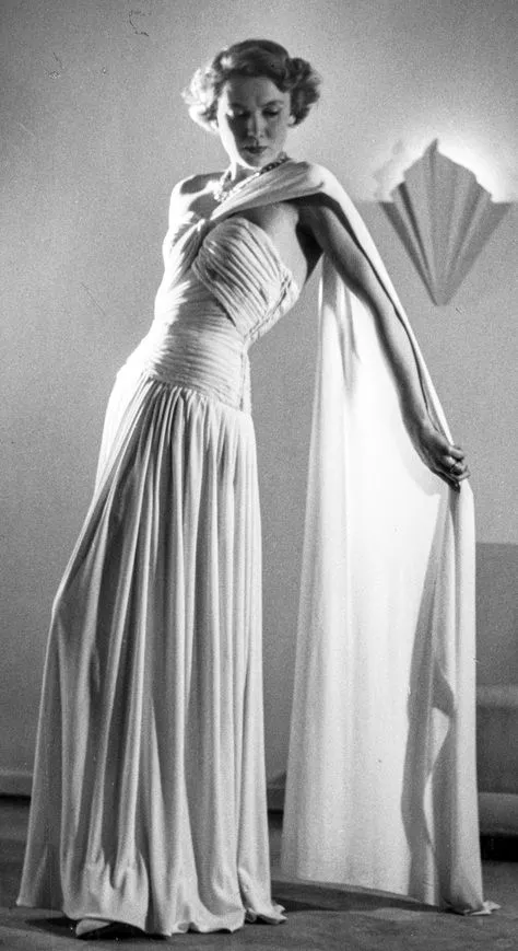 希腊风格和时尚：流动的雕塑之美