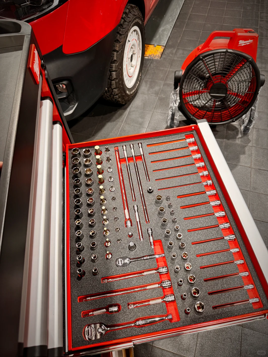 Milwaukee美沃奇机车维修保养工具箱定制