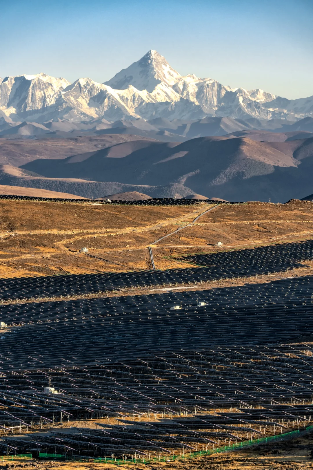雪山下的光伏电站