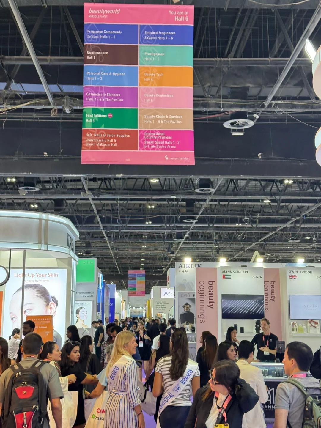 2025年阿联酋迪拜美容展览会，展会首日盛况
