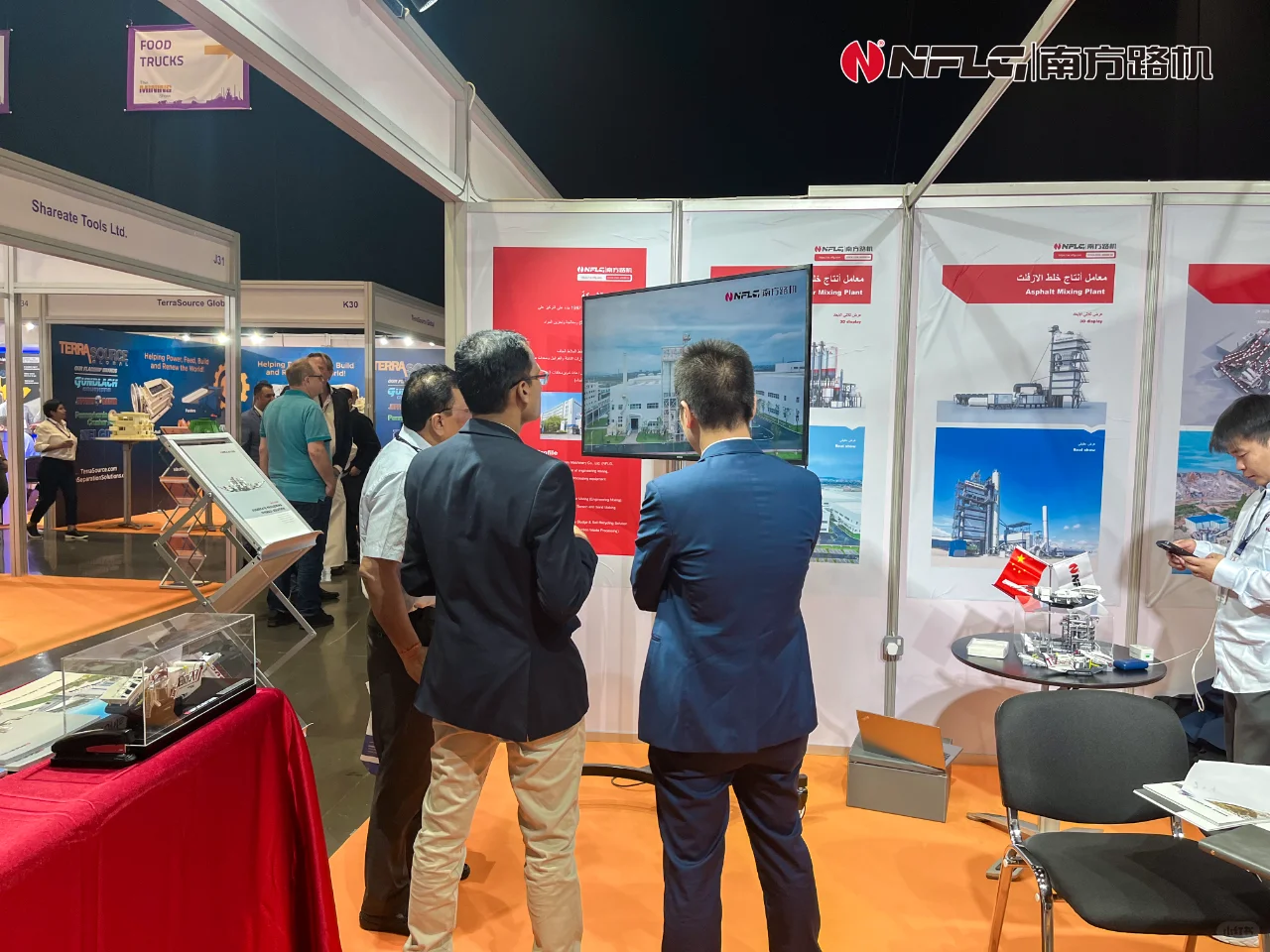 南方路机亮相迪拜工程机械展