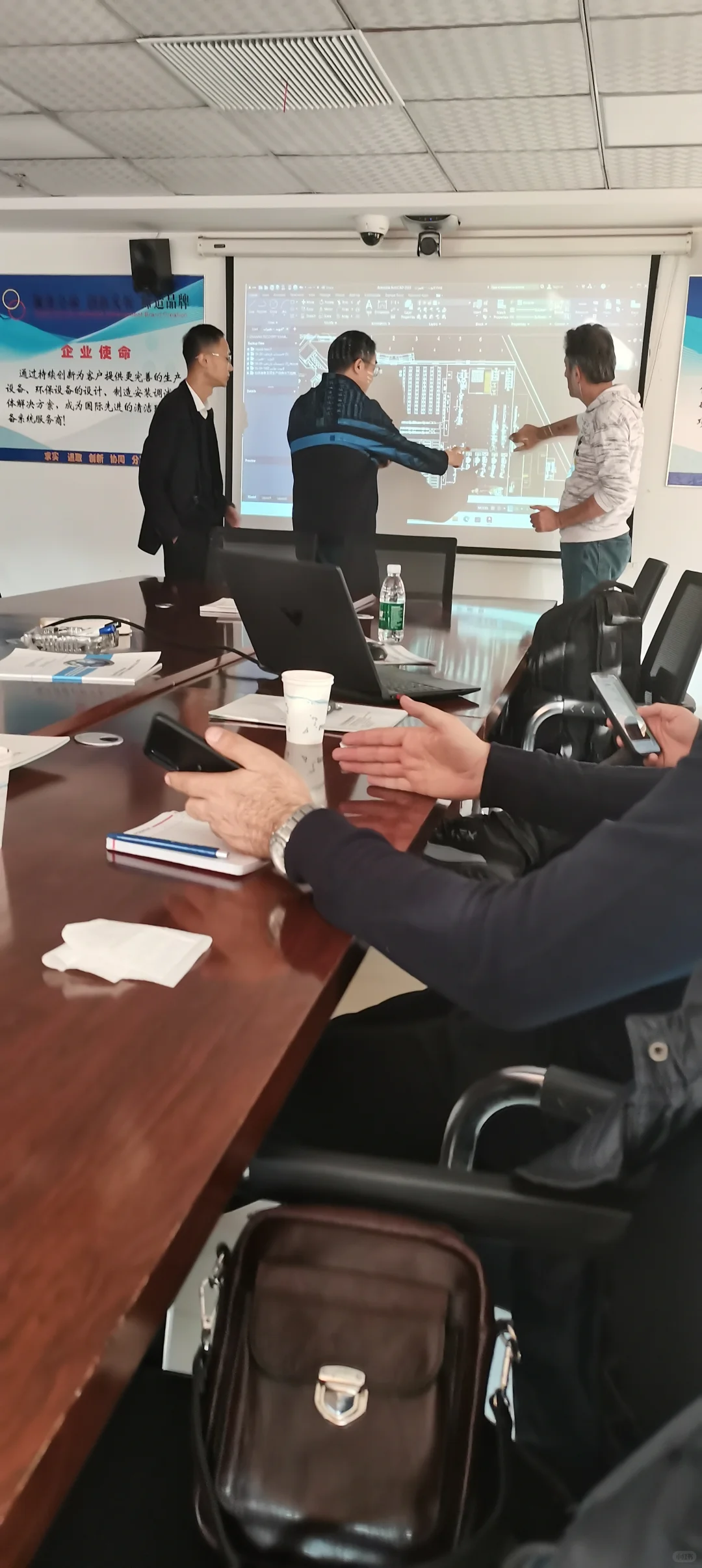 锂电池，机械设备会议洽谈