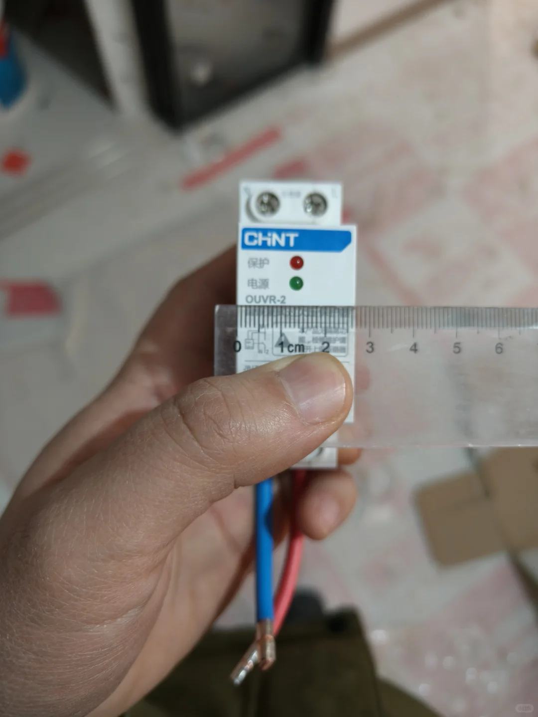 这俩自复式过欠压保护器，用哪个好？