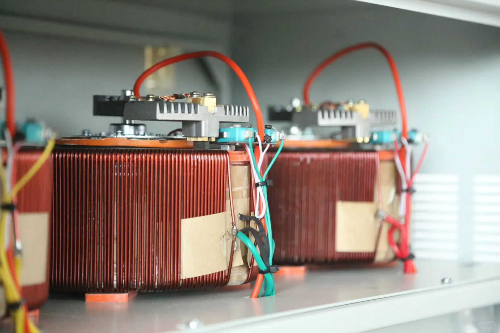 如何开启稳压电源