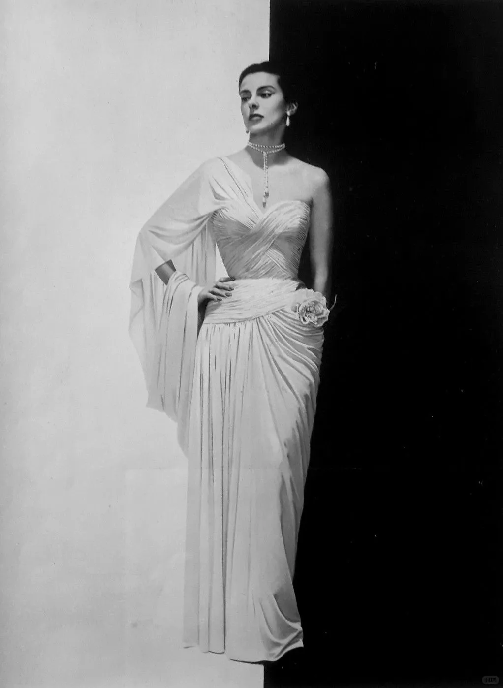 希腊风格和时尚：流动的雕塑之美