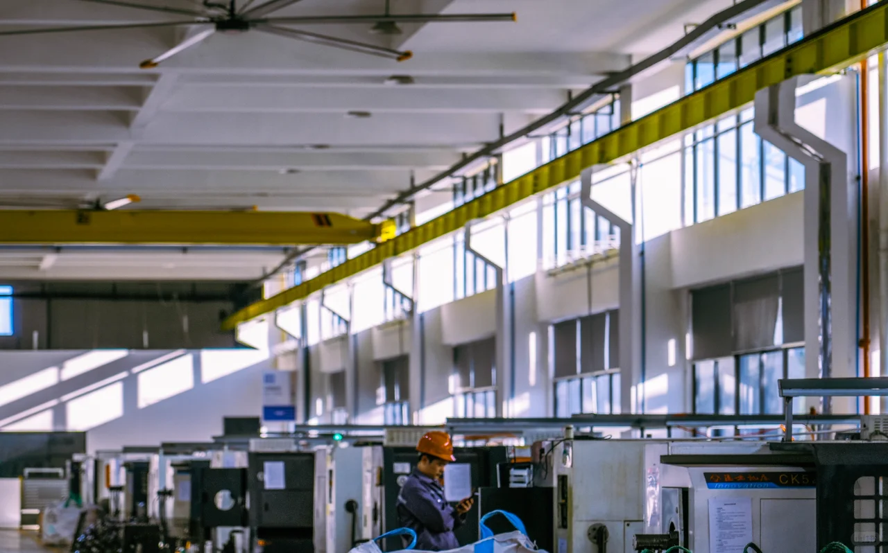 进厂吧，双休，做新媒体运营年入15个