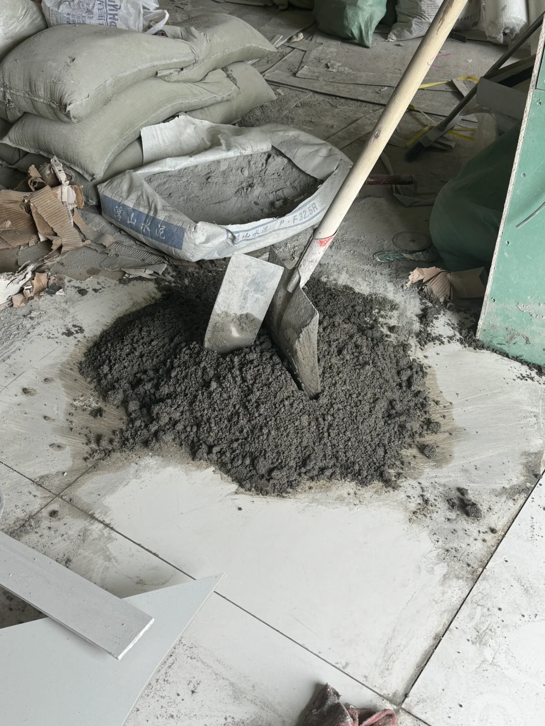 工人在我的柔光砖上面搅拌水泥……?