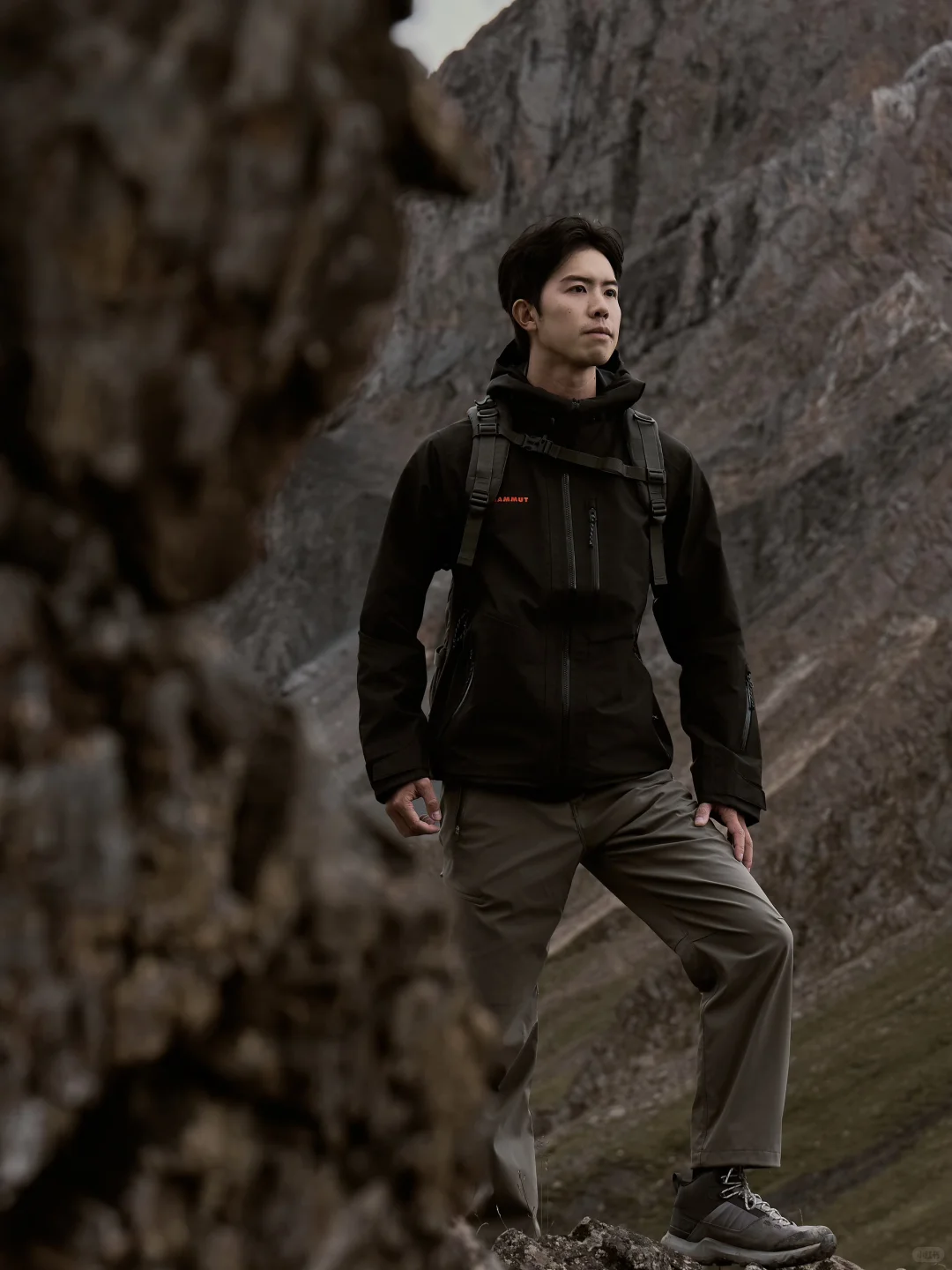 黑铉甲在身，攀越间尽显硬核锋芒