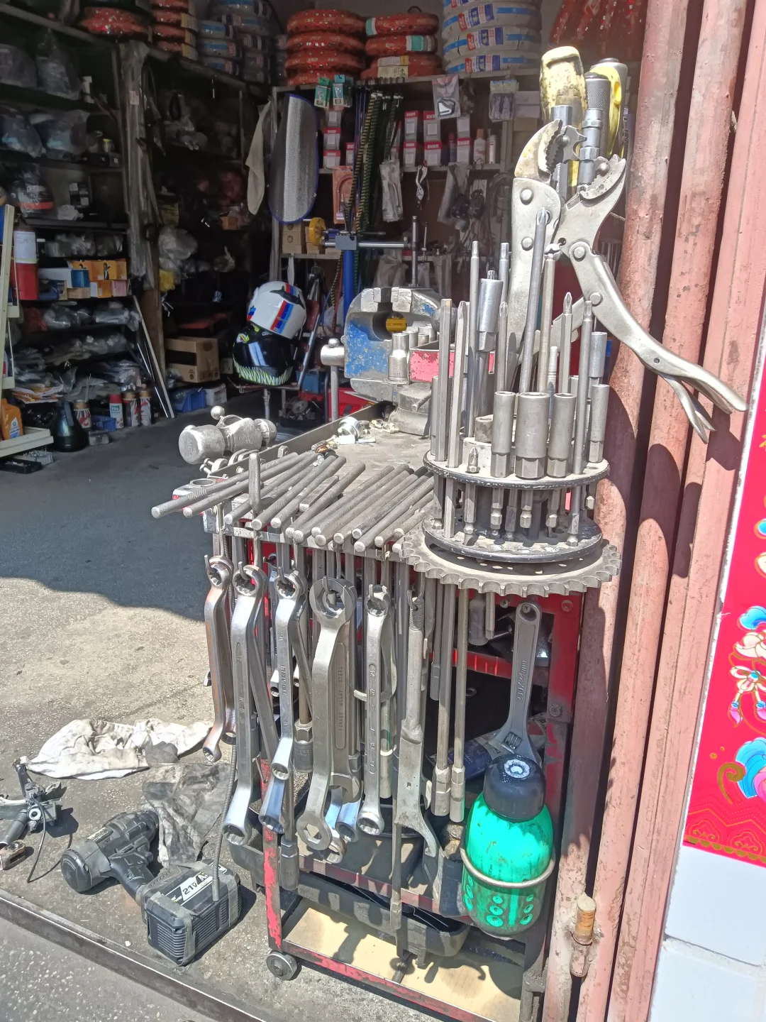 看看这整洁的修理店