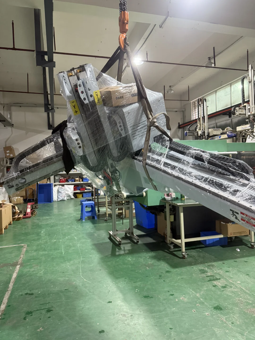 注塑车间的“效率王者”！机械手一上，产能直接