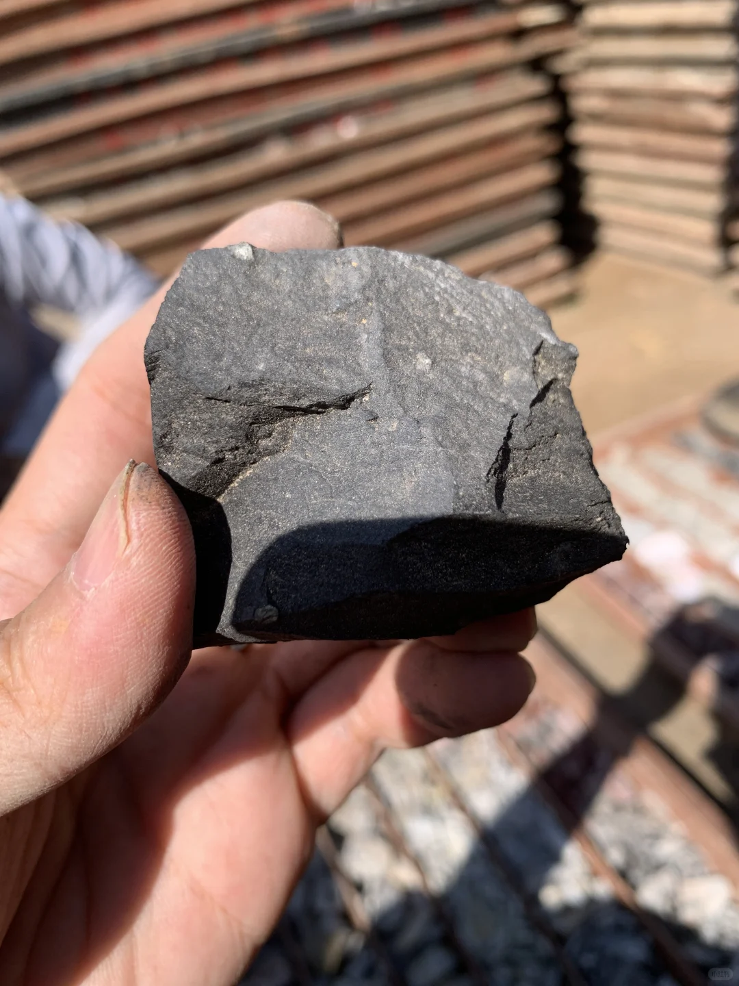 啥？黑色的铝土矿？