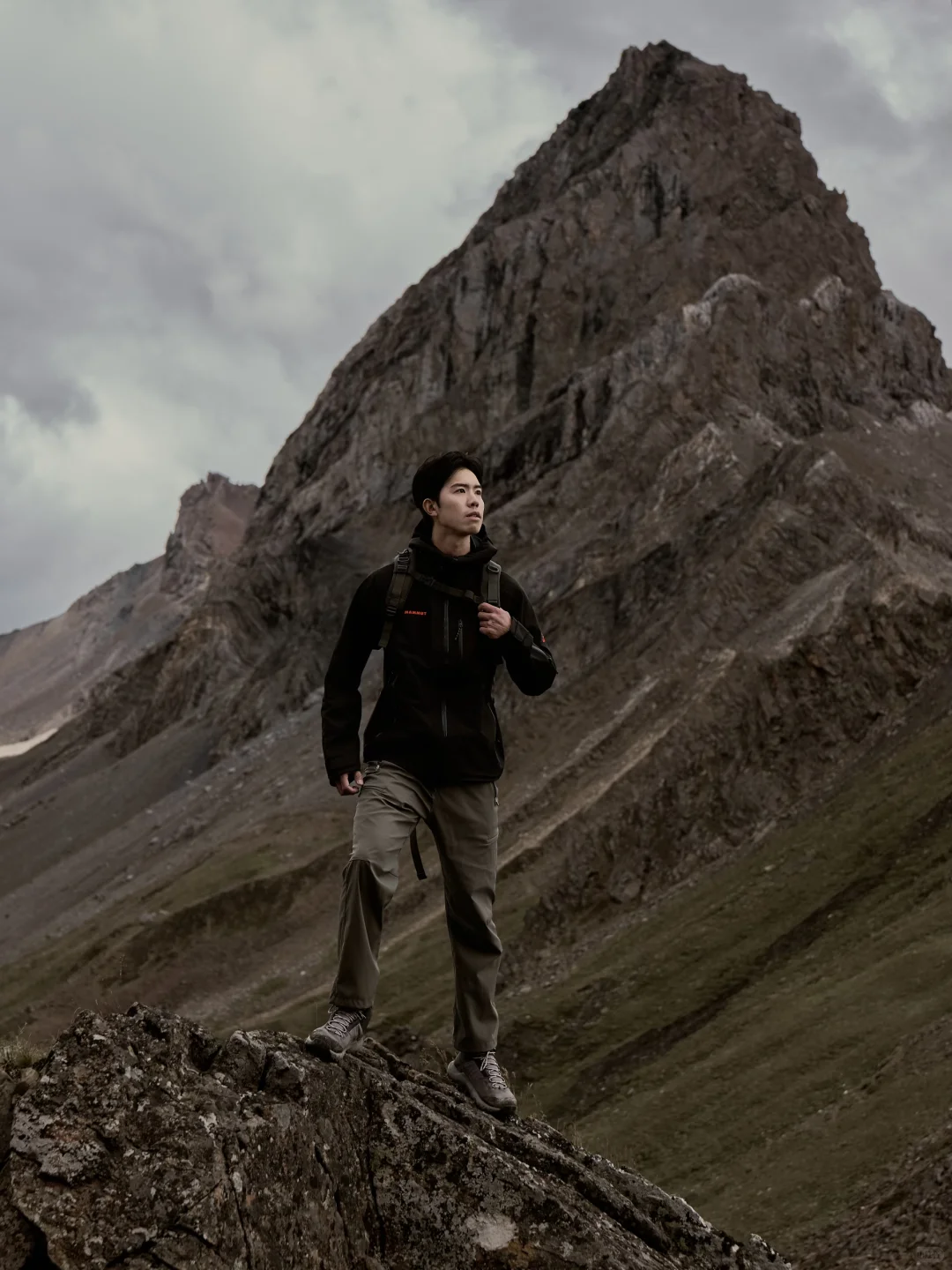 黑铉甲在身，攀越间尽显硬核锋芒