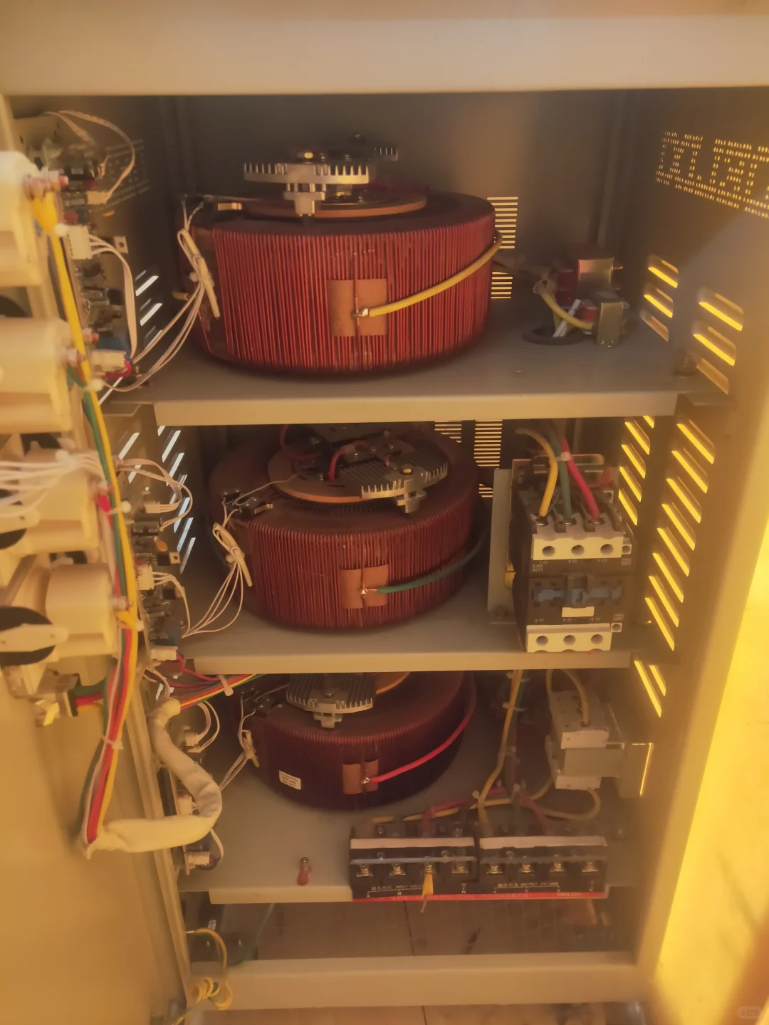 德力西稳压器30KVA出售九成新