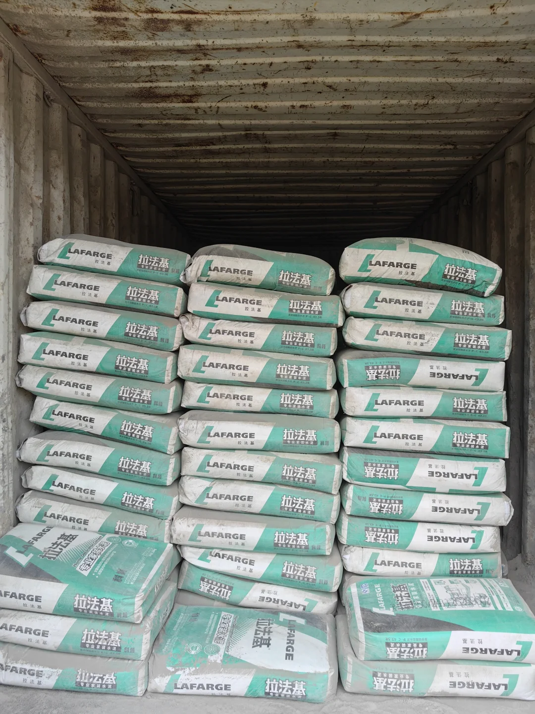朋友介绍来这买水泥，价格比外面便宜太多