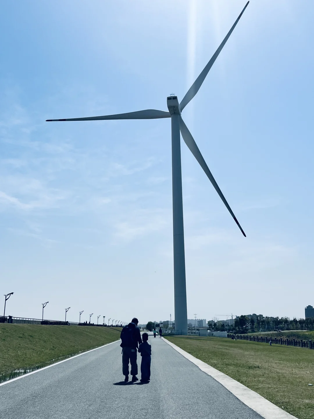 带孩子了解风力发电机。