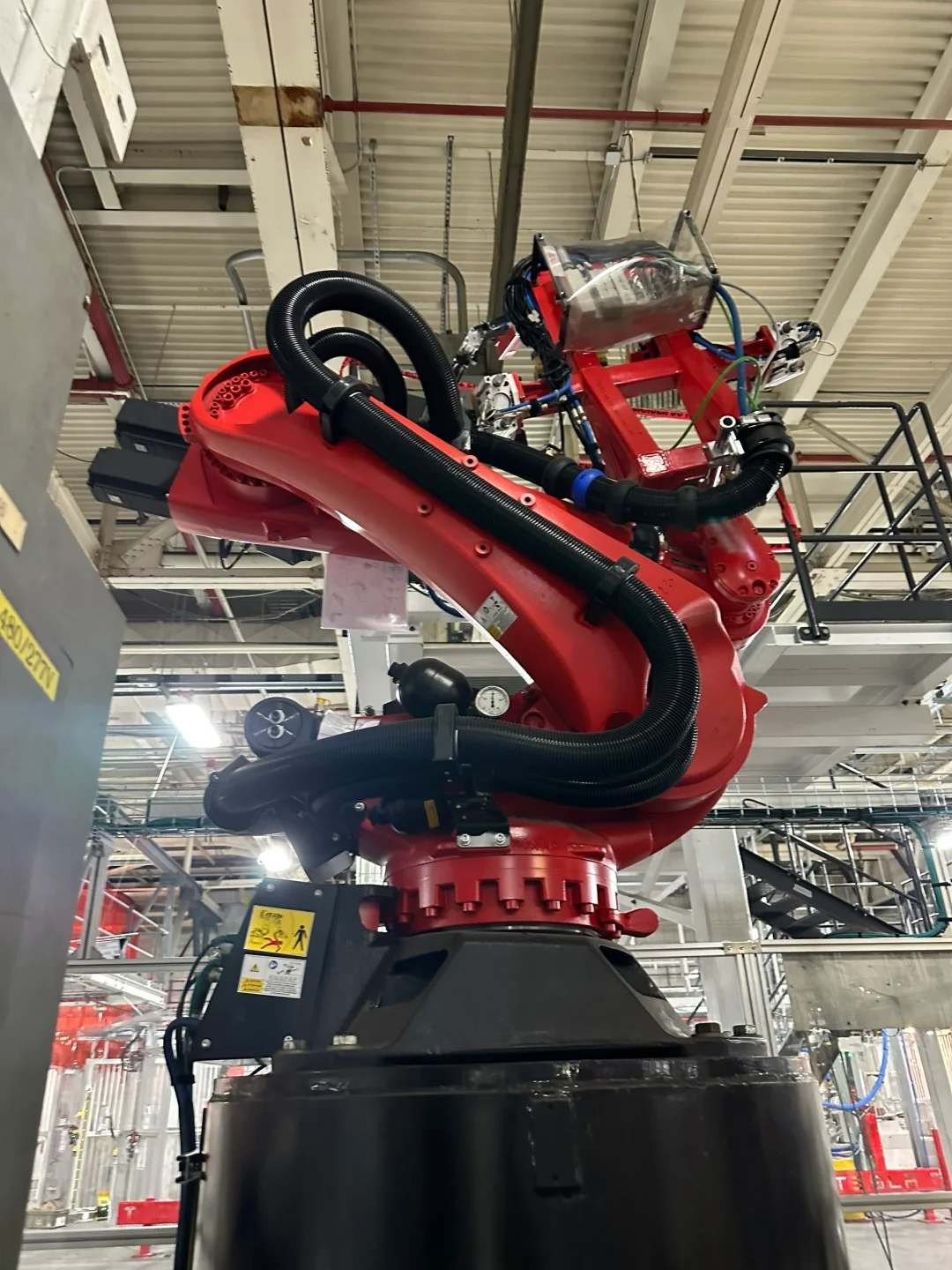 特斯拉超级工厂 五轴机械手安装调试?