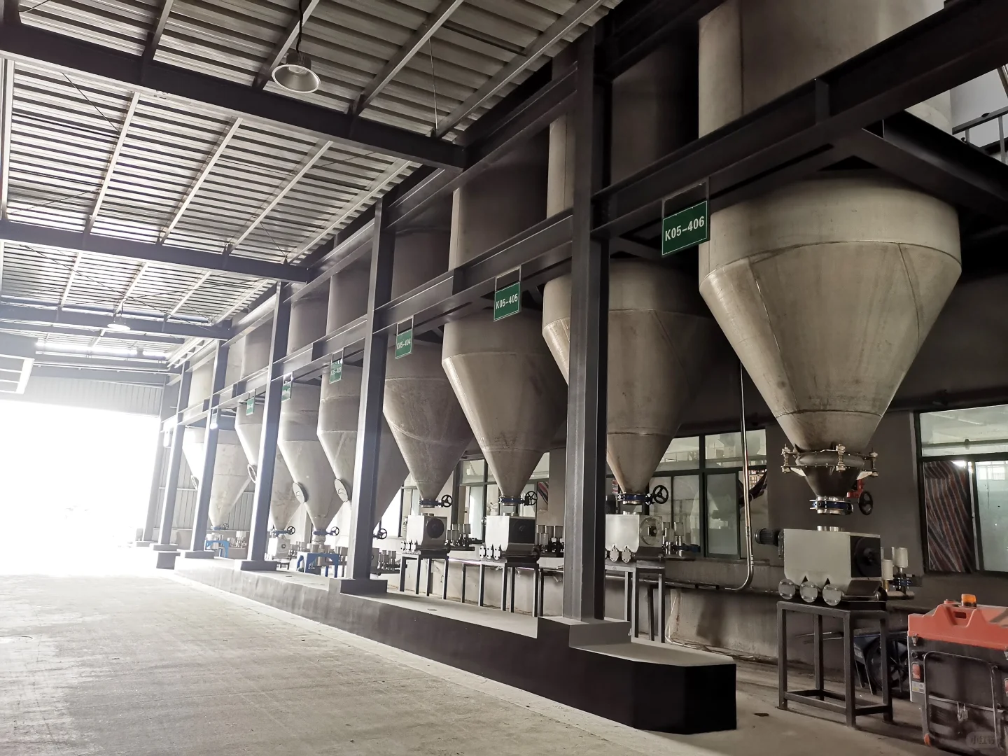 无锡嘉弘 PVC 硬质颗粒：现代工业的坚固基石