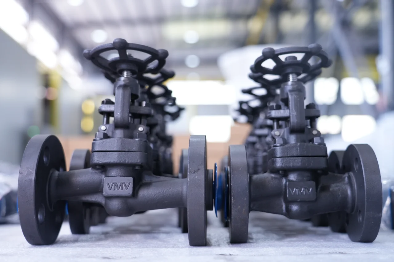 进厂吧，双休，做新媒体运营年入15个