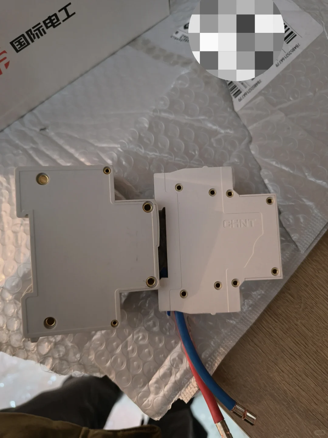 这俩自复式过欠压保护器，用哪个好？