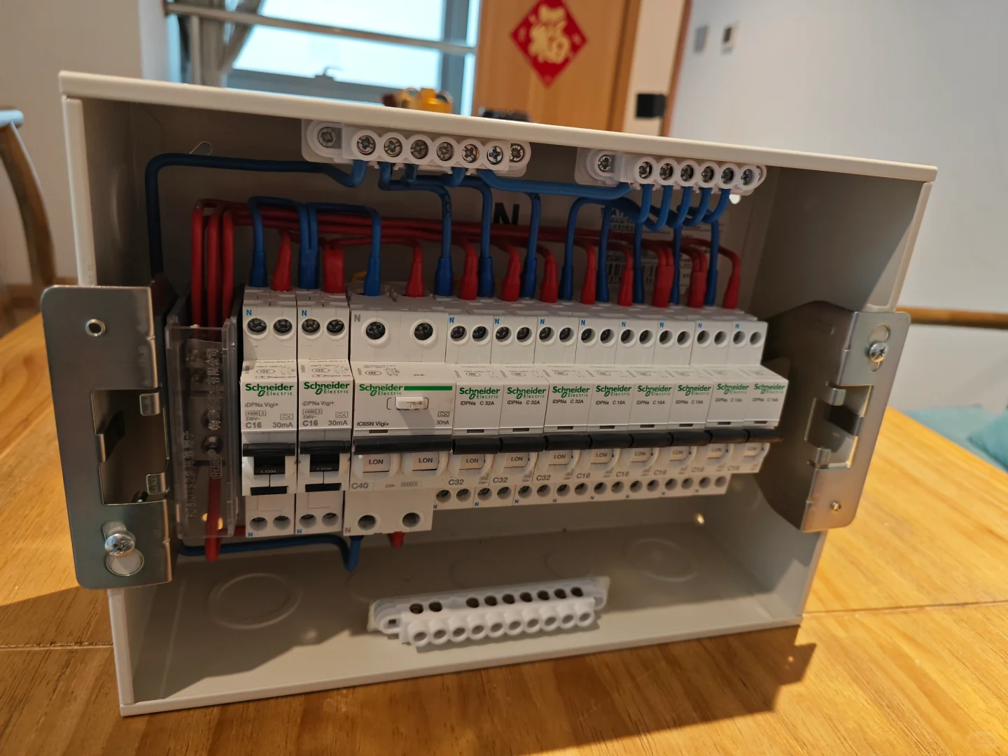 施耐德空开断路器配置设计与组装