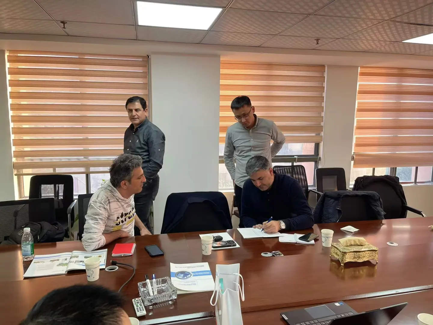 锂电池，机械设备会议洽谈