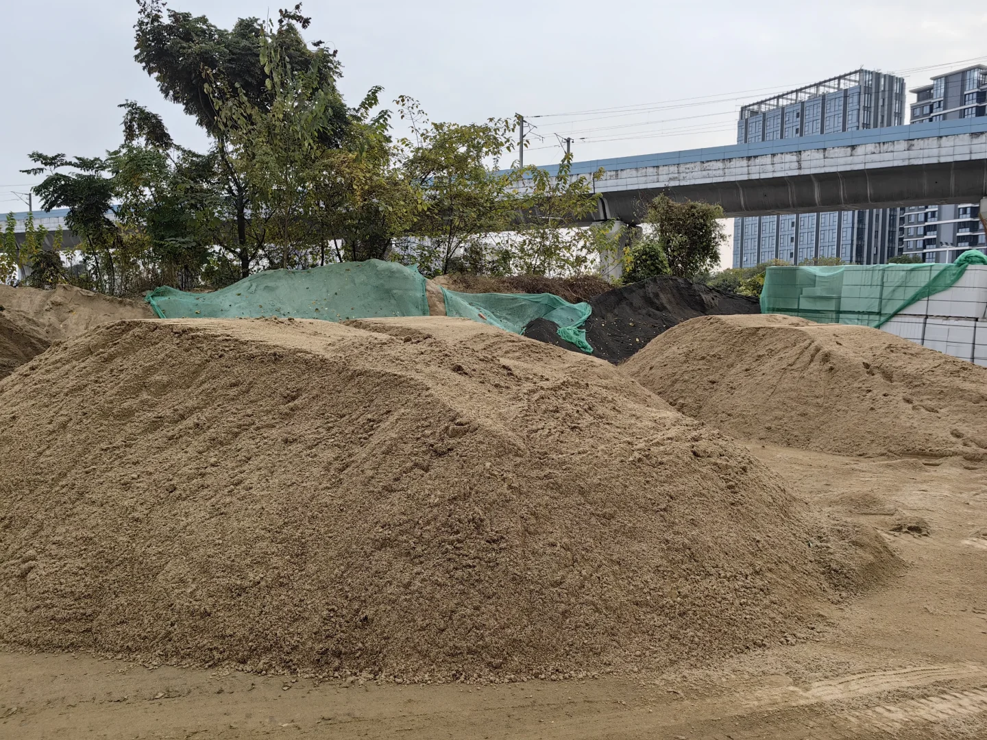 朋友介绍来这买水泥，价格比外面便宜太多