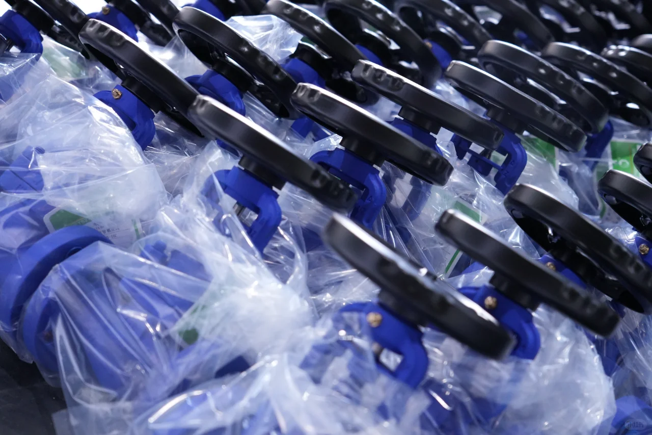 进厂吧，双休，做新媒体运营年入15个