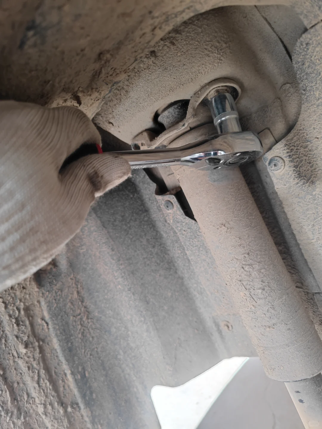 自己动手更换宝骏510后减震（减震更换）