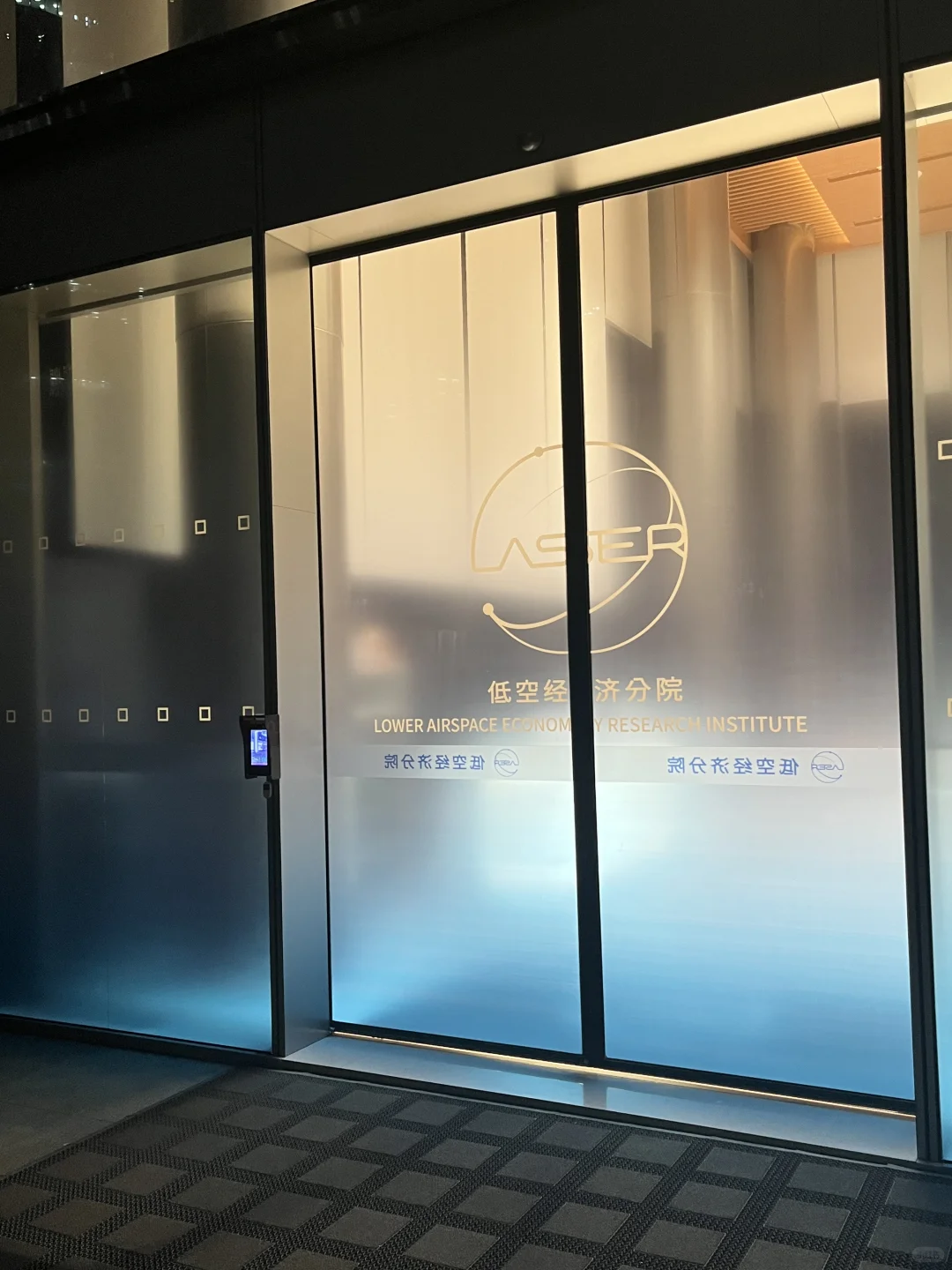 玻璃上贴上这个膜太好看了吧