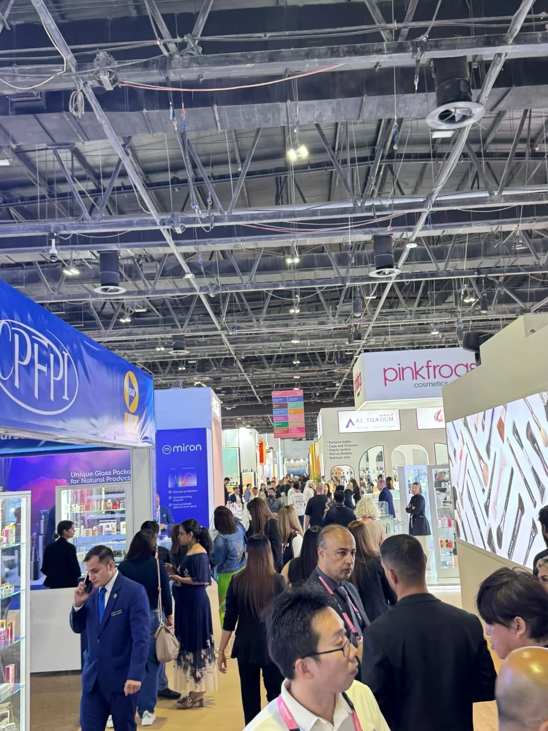 2025年阿联酋迪拜美容展览会，展会首日盛况