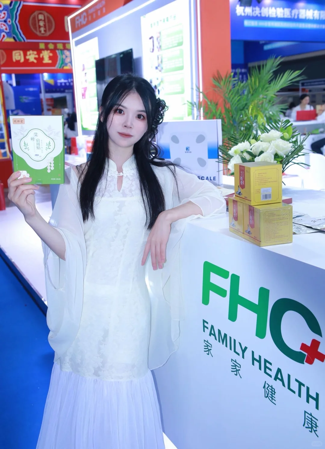杭州健康展太绝!智能机器人按到我爽