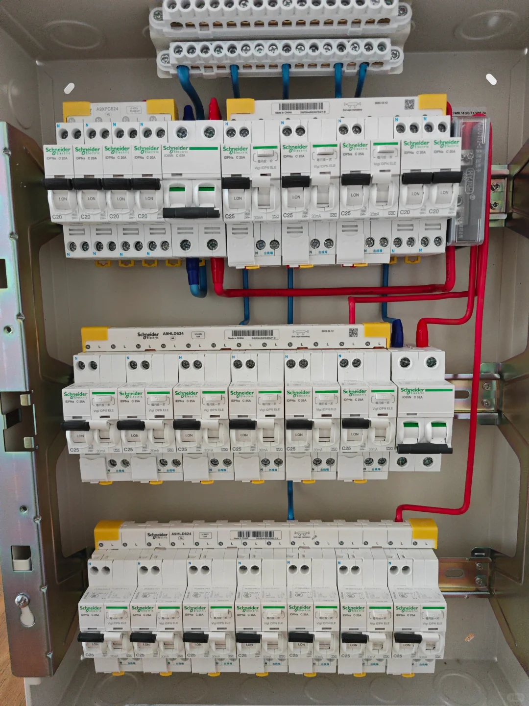 施耐德空开断路器配置设计与组装