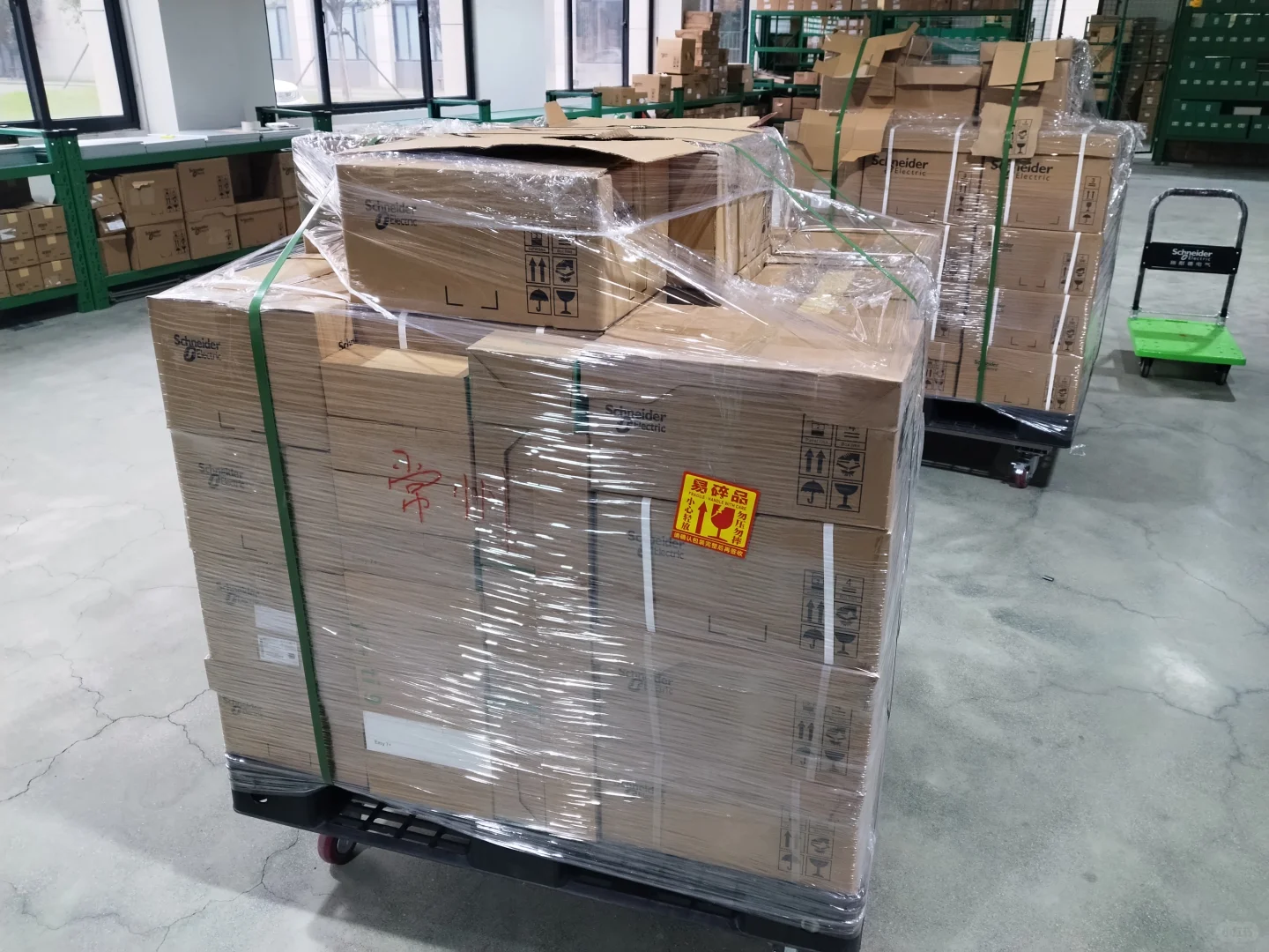 今天又走了一批施耐德断路器