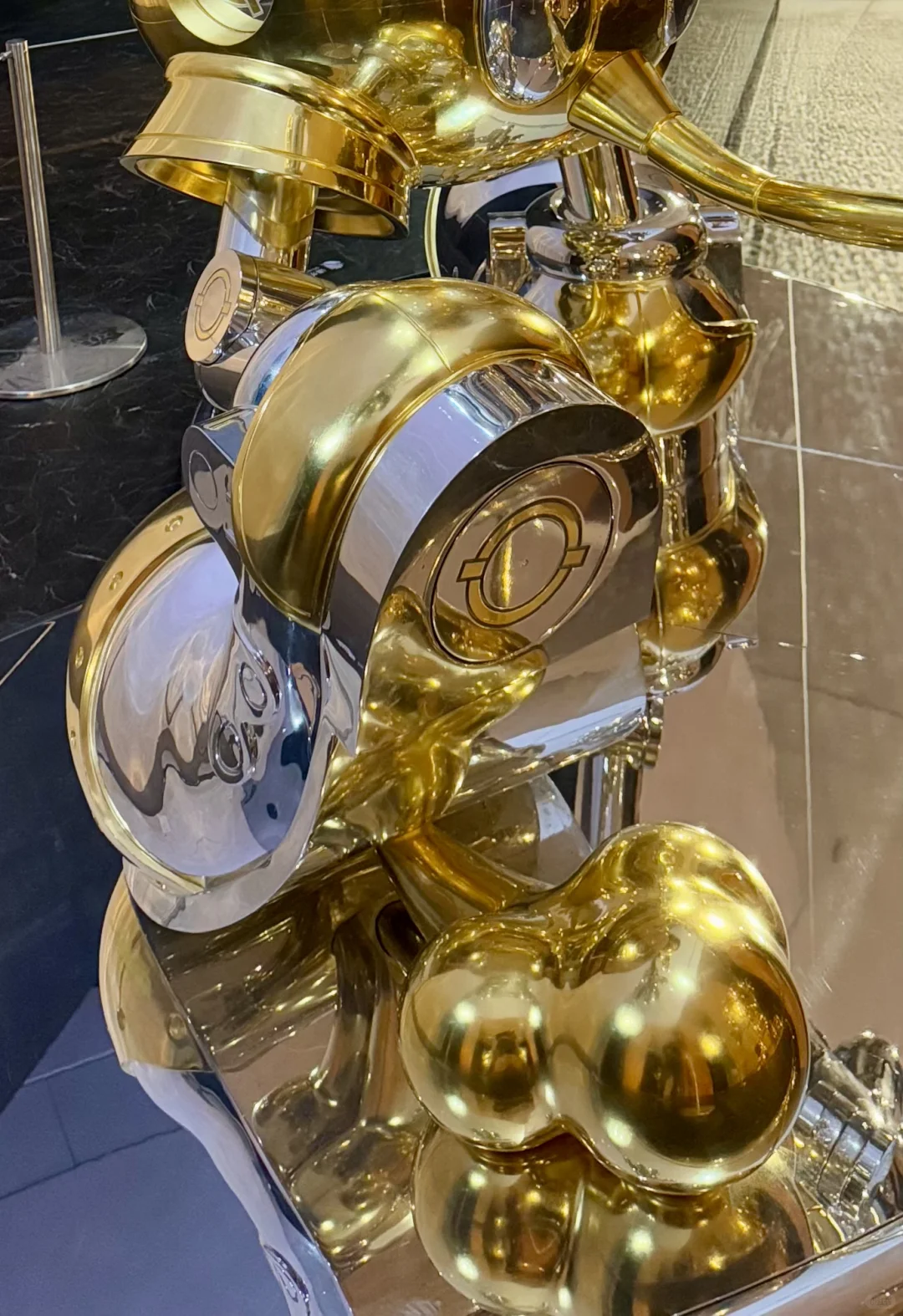 金属镜像中的真实世界