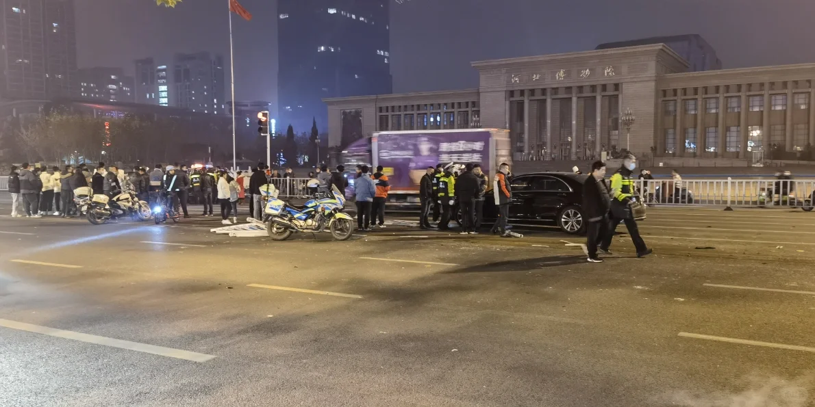 石家庄博物馆门前车祸
