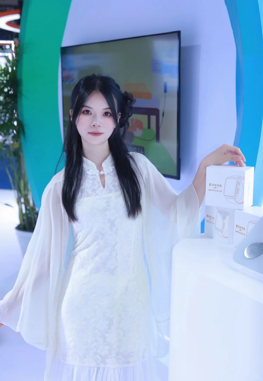 杭州健康展太绝!智能机器人按到我爽