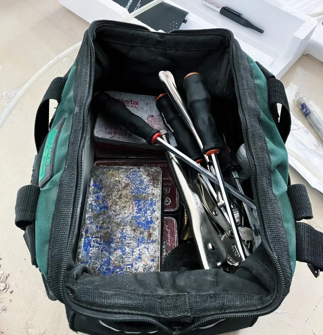 《家电维修小哥的 “神奇百宝箱”》