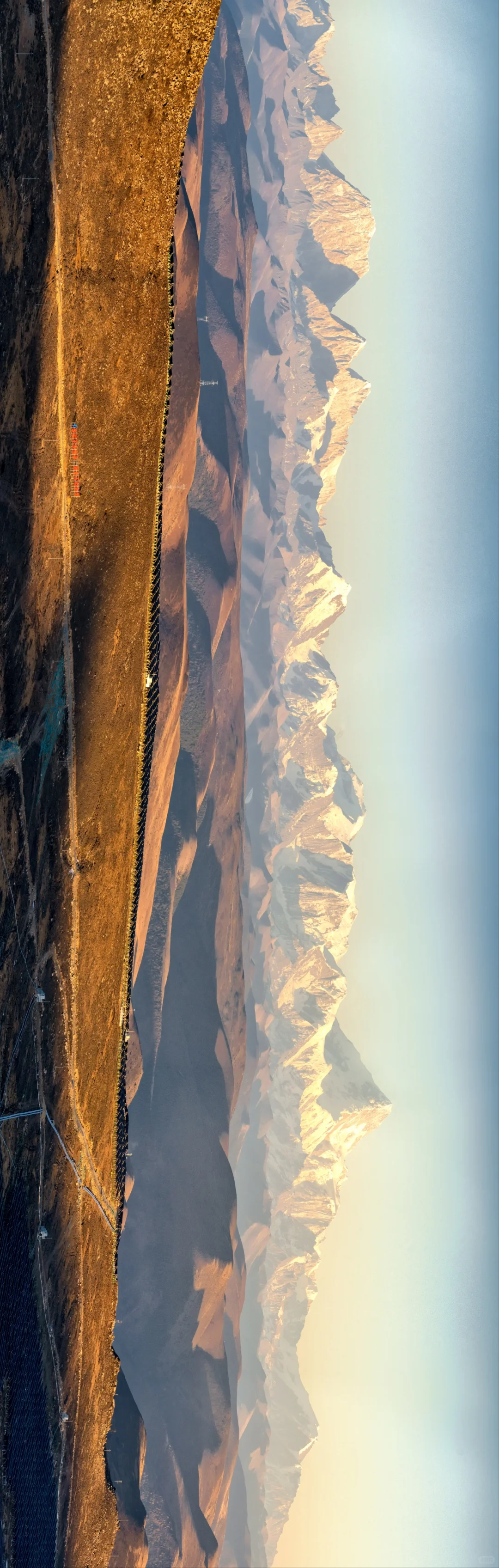 雪山下的光伏电站