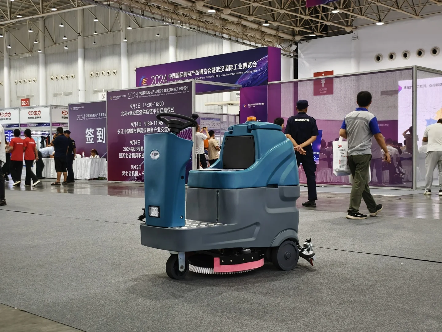 工业洗地机参加机电展,感觉来错了地方