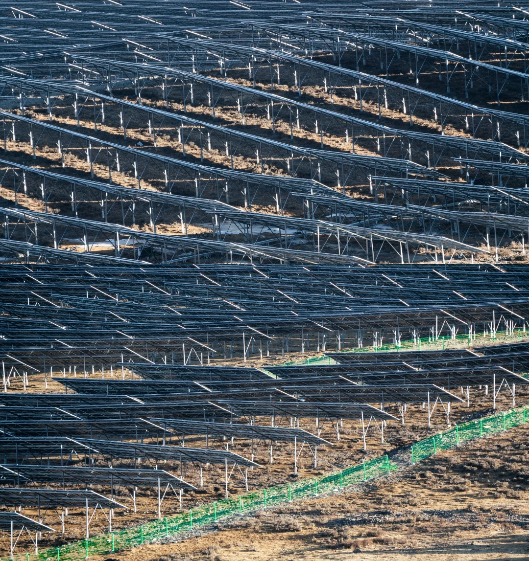 雪山下的光伏电站
