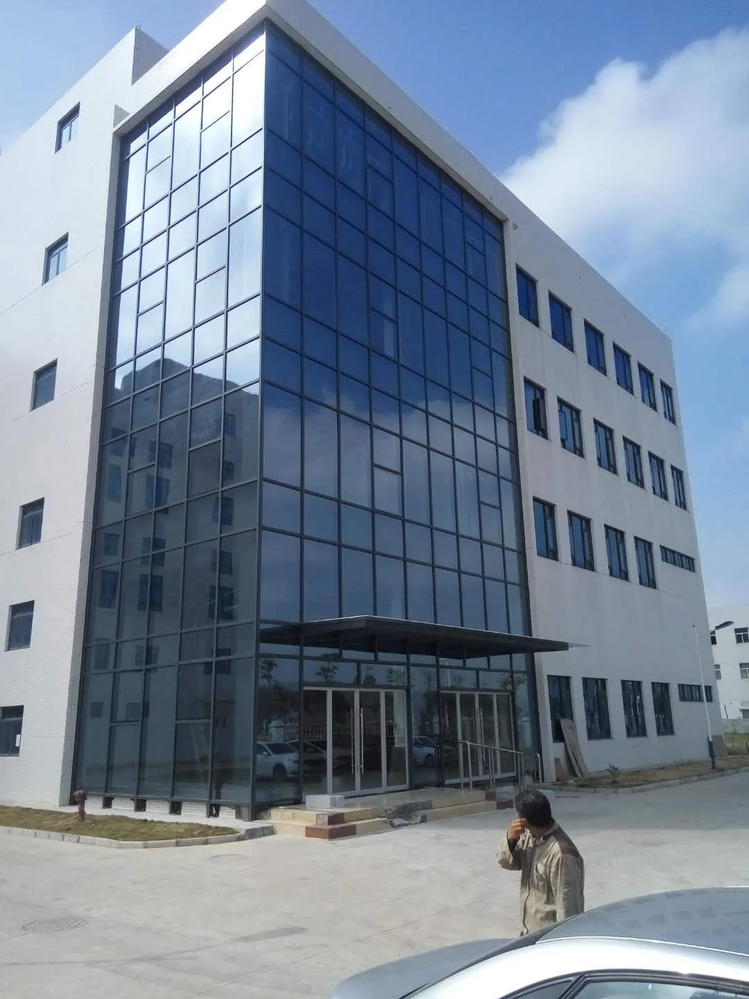 超高层建筑如何抵御强风玻璃幕墙结构设计