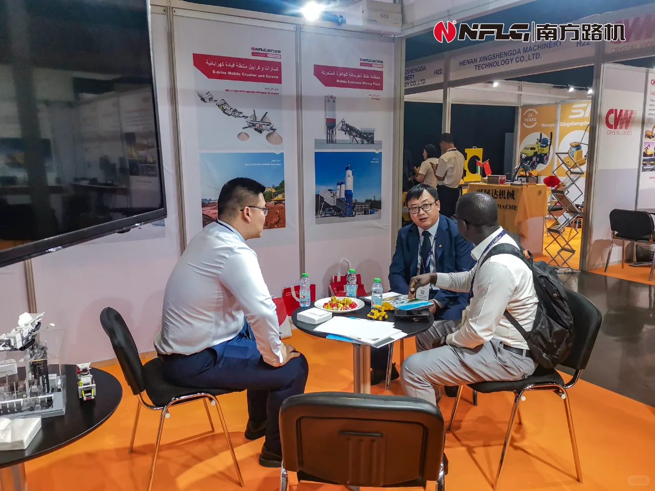 南方路机亮相迪拜工程机械展